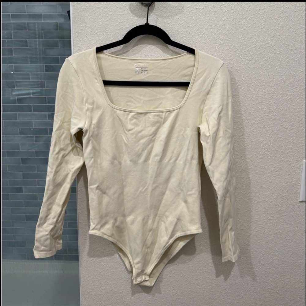 NWOT OQQ Women’s Cream Long Sleeve Shaping Slimming Bodysuit - Size Large